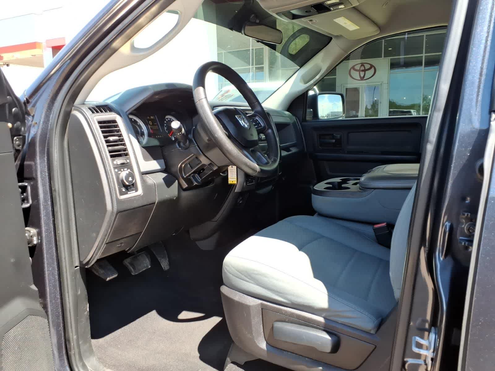 2017 RAM 1500 Express 4x4 Quad Cab 64 Box