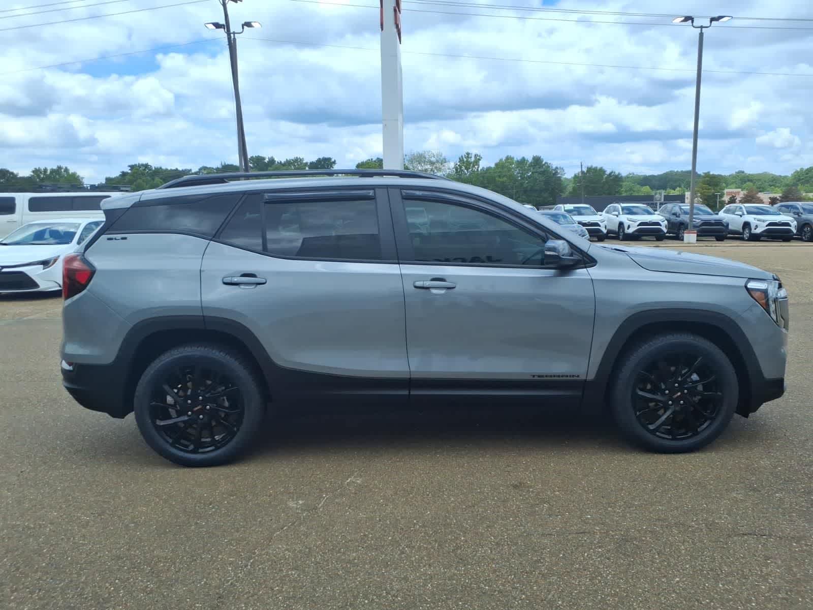 2024 GMC Terrain FWD 4dr SLE