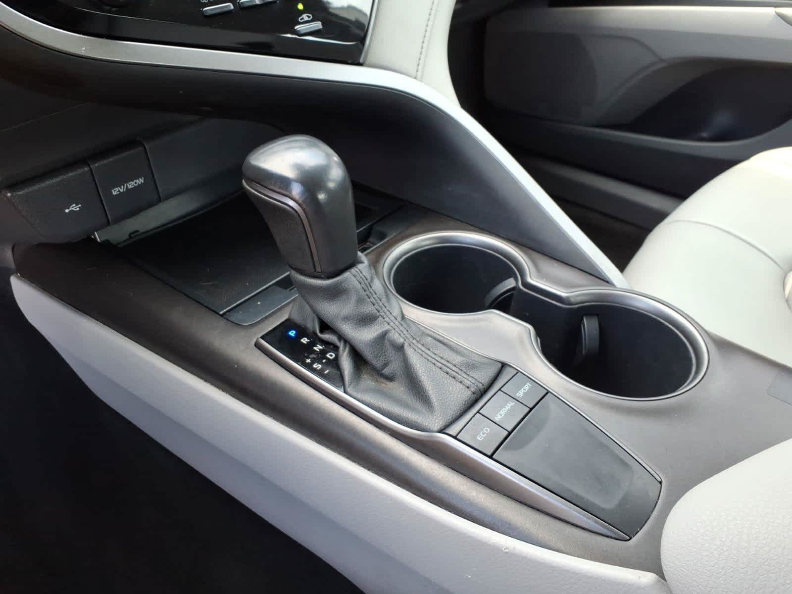 2022 Toyota Camry SE Auto