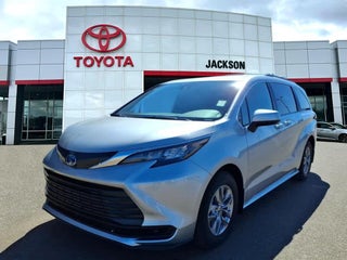 2025 Toyota Sienna LE FWD 8-Passenger