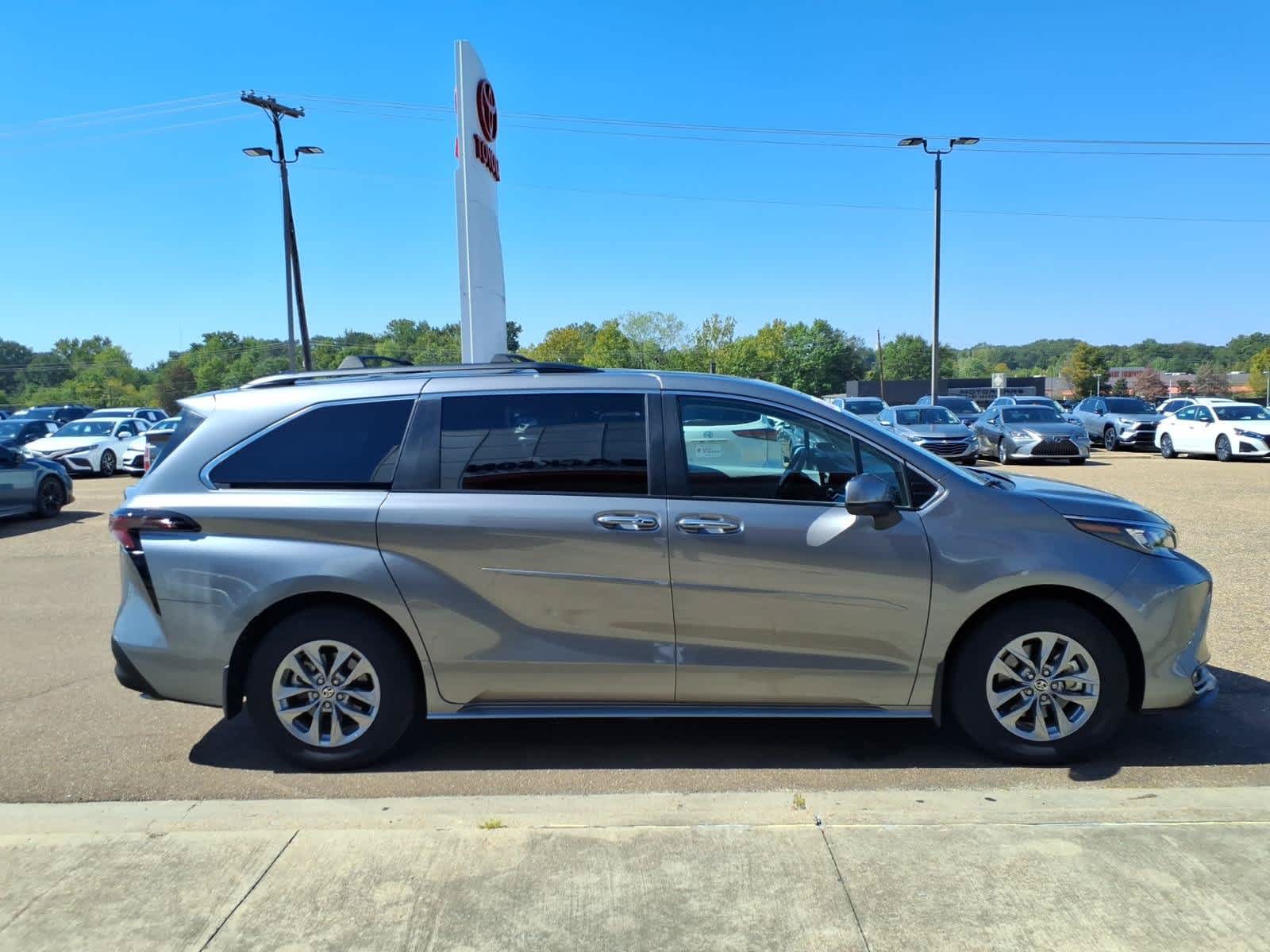 2026 Toyota Sienna XLE FWD 8-Passenger