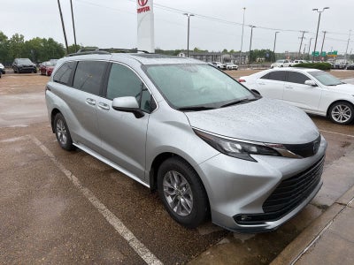 2025 Toyota Sienna XLE FWD 8-Passenger