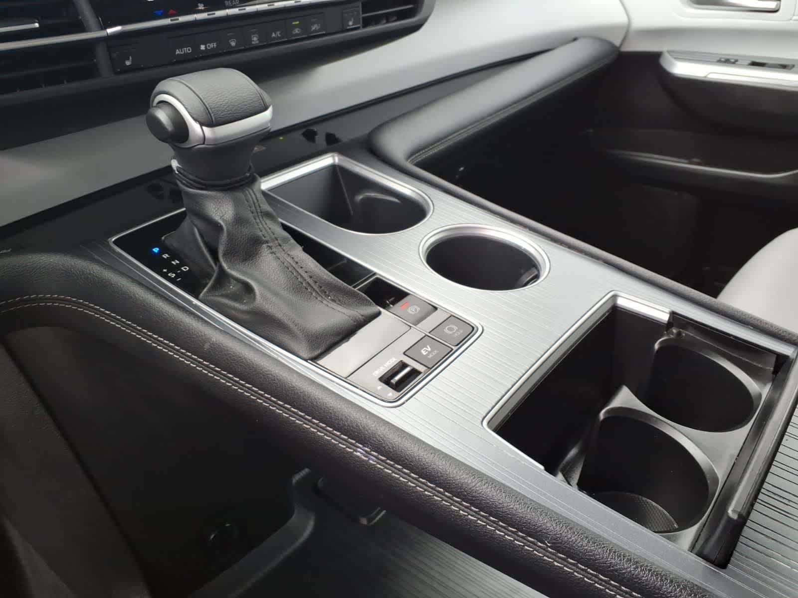 2025 Toyota Sienna XLE FWD 8-Passenger