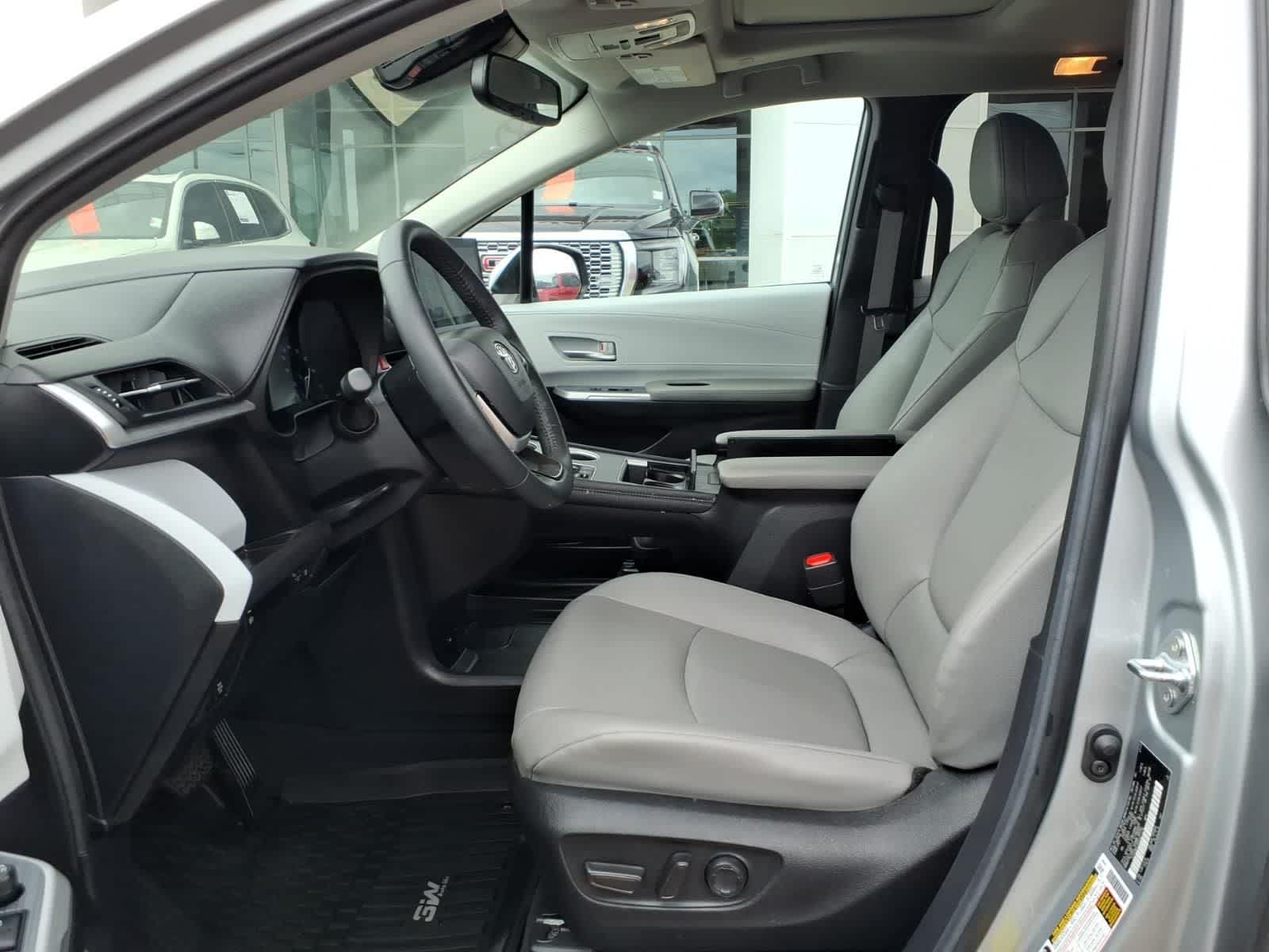 2025 Toyota Sienna XLE FWD 8-Passenger