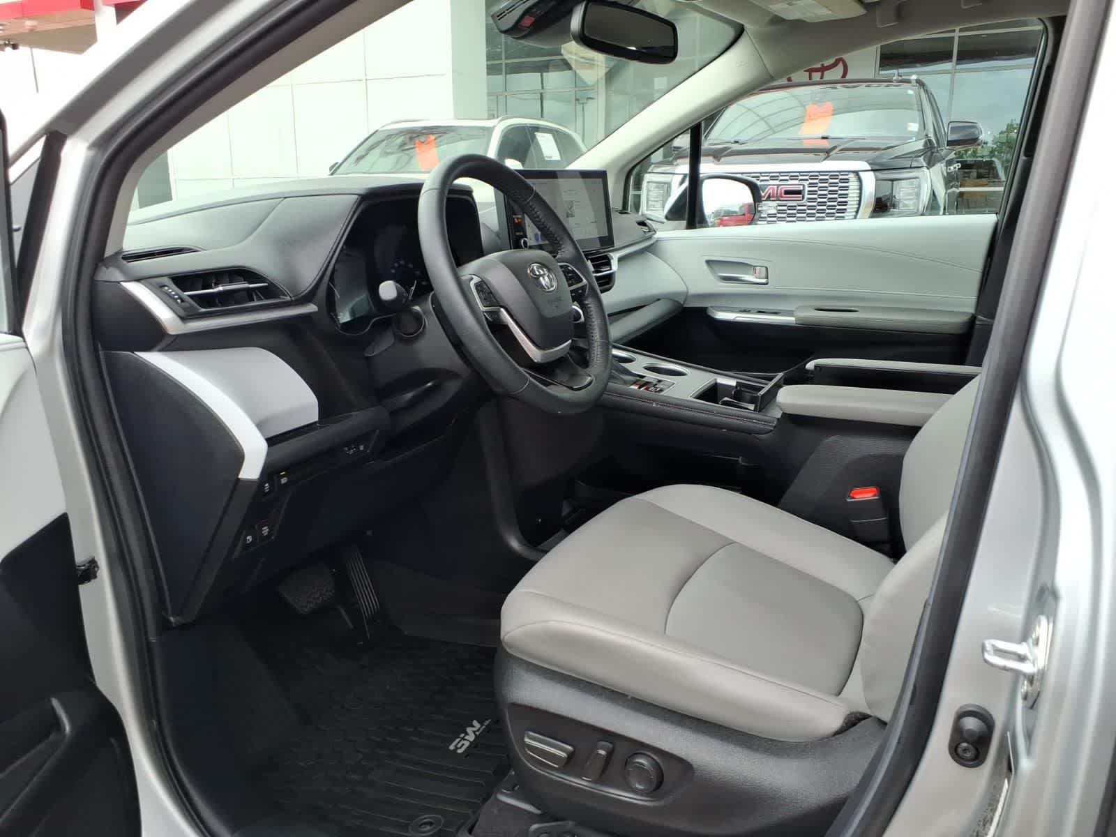 2025 Toyota Sienna XLE FWD 8-Passenger