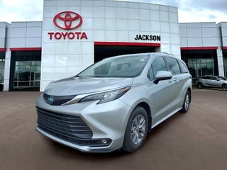 2025 Toyota Sienna XLE FWD 8-Passenger
