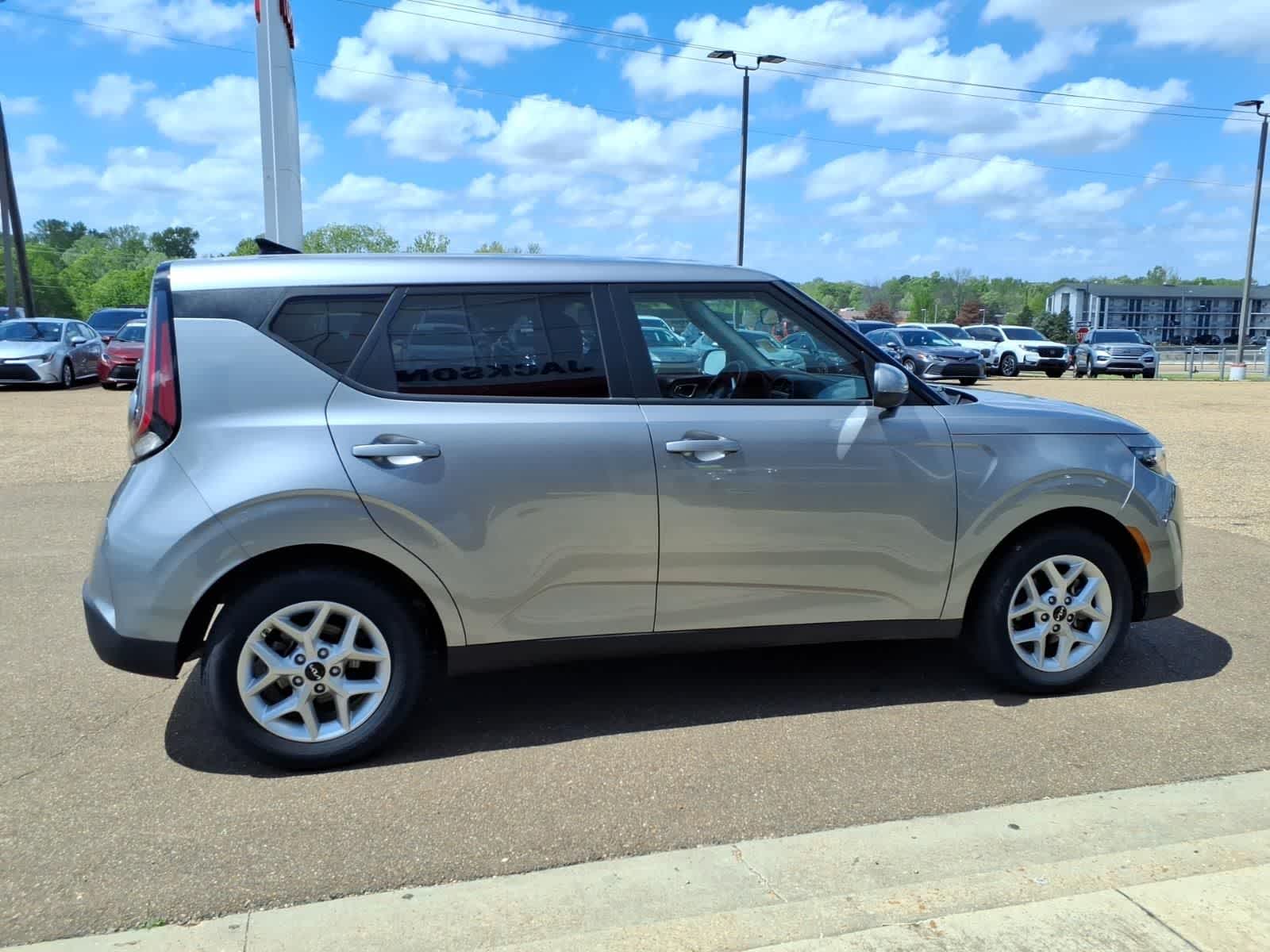 2024 Kia Soul LX IVT